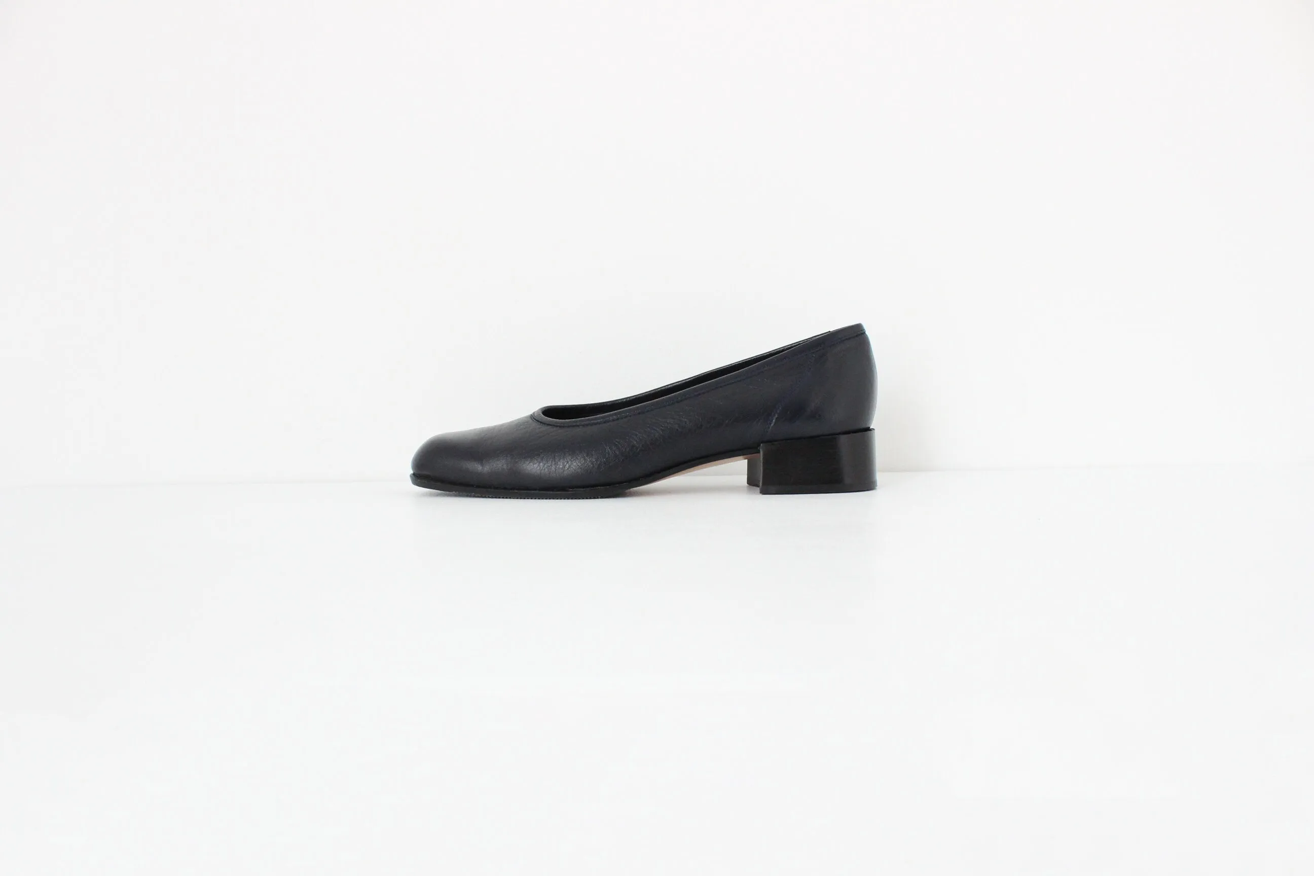 90s Italian Leather Navy Blue Low Ballet Pumps ~ Euro 40.5