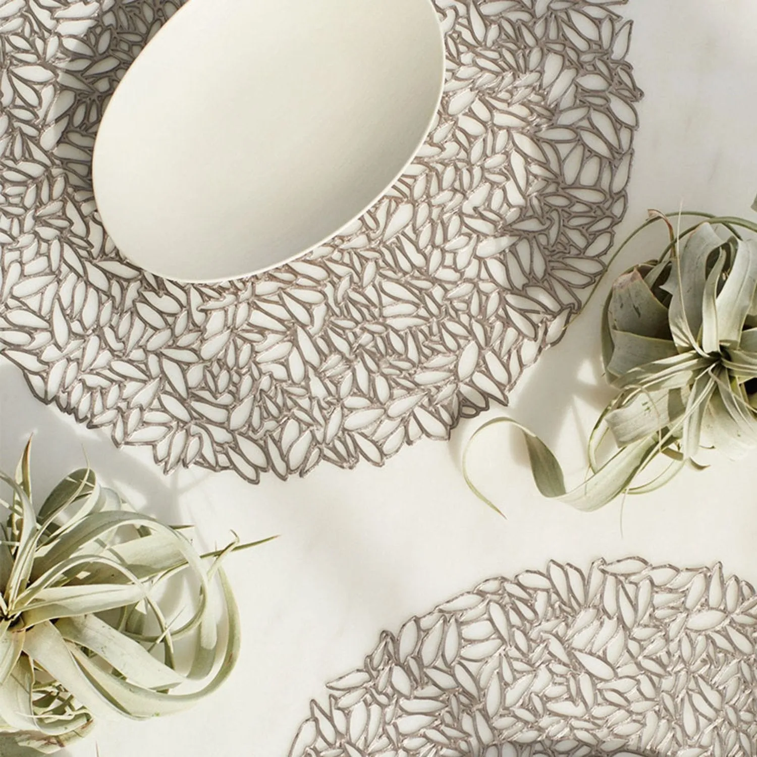 chilewich | placemat round | petal gunmetal